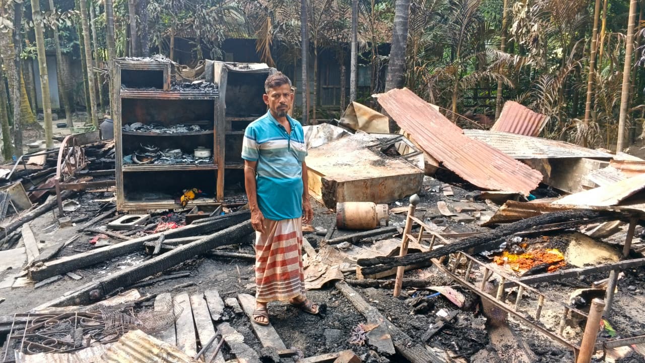 দিঘুলীতে বিএনপি নেতার বাড়িতে অগ্নিকাণ্ড, পুড়ে ছাই বসতঘর